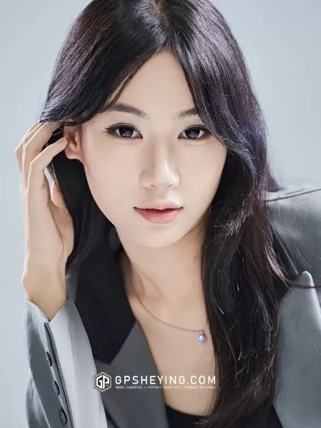 学院风女生肖像大头照