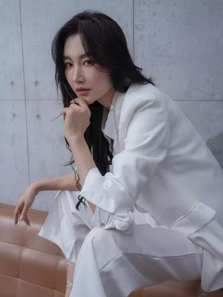 女模特白色西服好飒