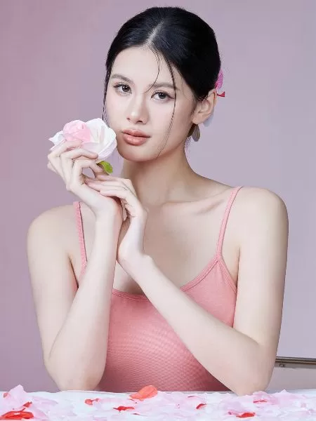 粉色主题简约甜美肖像