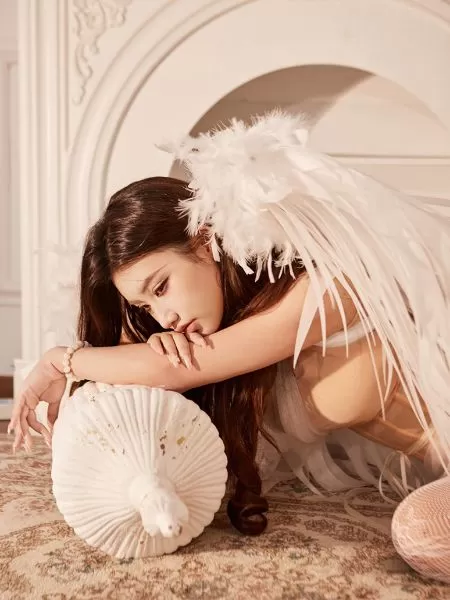 欧式天使的翅膀女生写真
